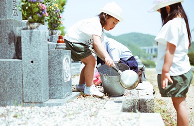 お墓参りは、故人を偲ぶ日本人の心イメージ